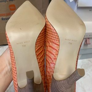 Nine West , like new , Crocodile Orange Pumps